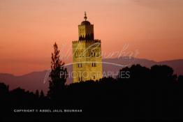 Image du Maroc Professionnelle de  Le jour se lève sur le vieux minaret de la Koutoubia, l’emblème de Marrakech, la ville rouge photographié le Vendredi 19 Décembre 1986 avant sa restauration. Erigé en pierre de taille son édification fut décidée en 1158 par le sultan Almohade Abdel Moumen aussitôt après sa conquête de Marrakech. (Photo / Abdeljalil Bounhar) 